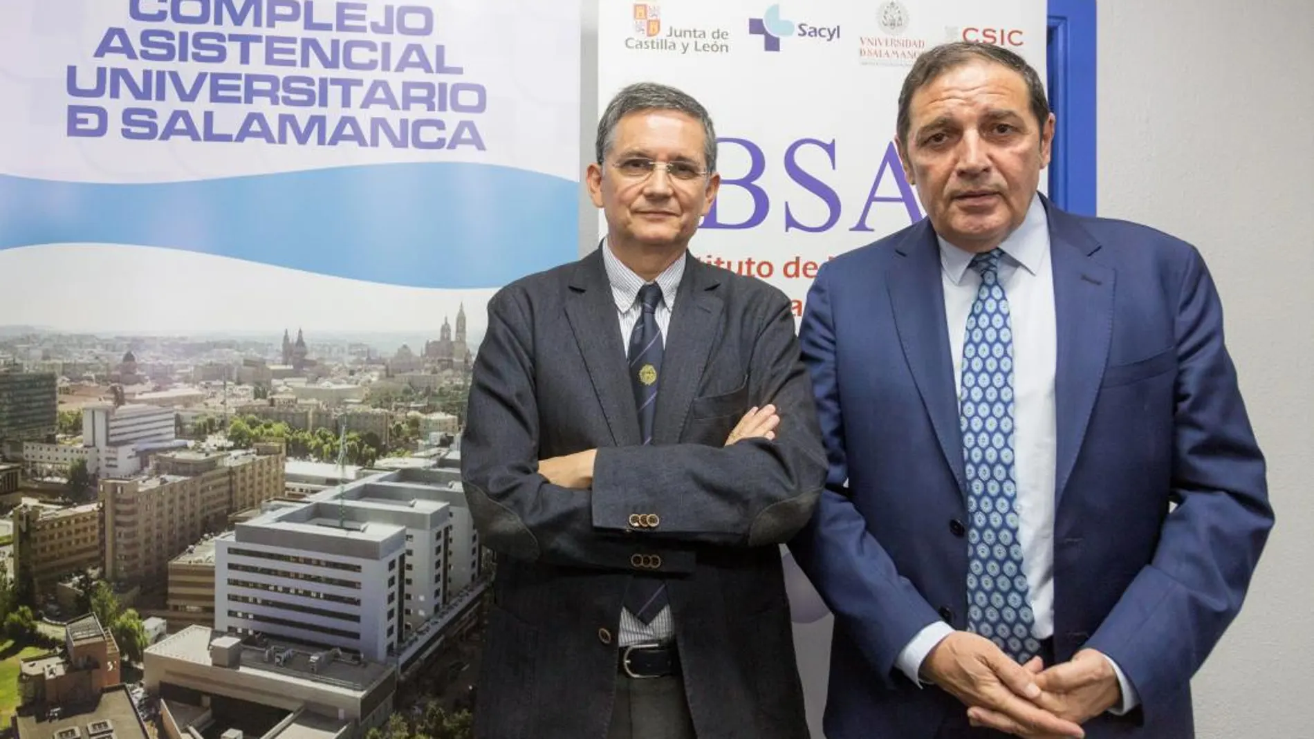 El consejero de Sanidad, Antonio Sáez Aguado, junto al director del Ibsal, Rogelio González Sarmiento