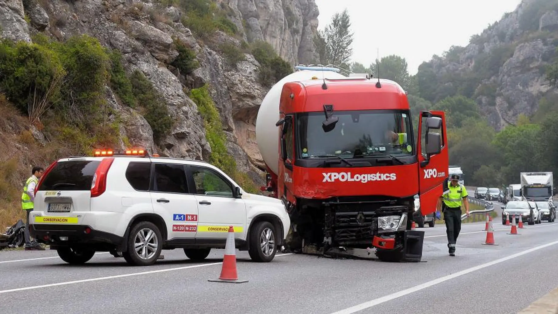 Tres menores, su madre y su abuela, todos ellos de nacionalidad francesa, han fallecido esta mañana al colisionar con un camión en la carretera N-1, cerca de Pancorbo (Burgos)