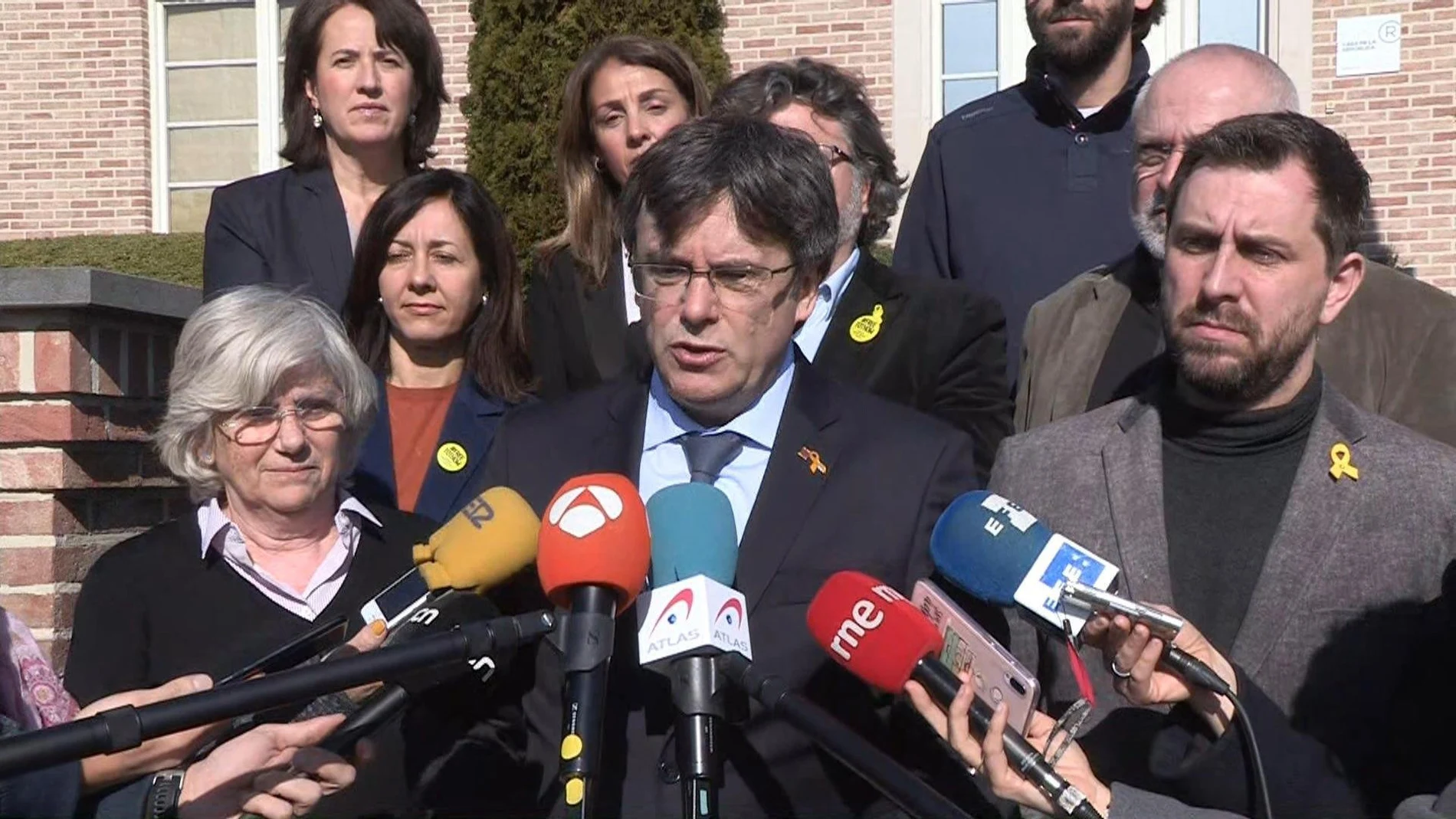 El expresidente de la Generalitat Carles Puigdemont (c), atiende a los medios de comunicación en la autoproclamada "Casa de la República"de Waterloo. EFE