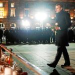 Emmanuel Macron deposita una rosa por las víctimas junto al mercadillo navideño / Reuters