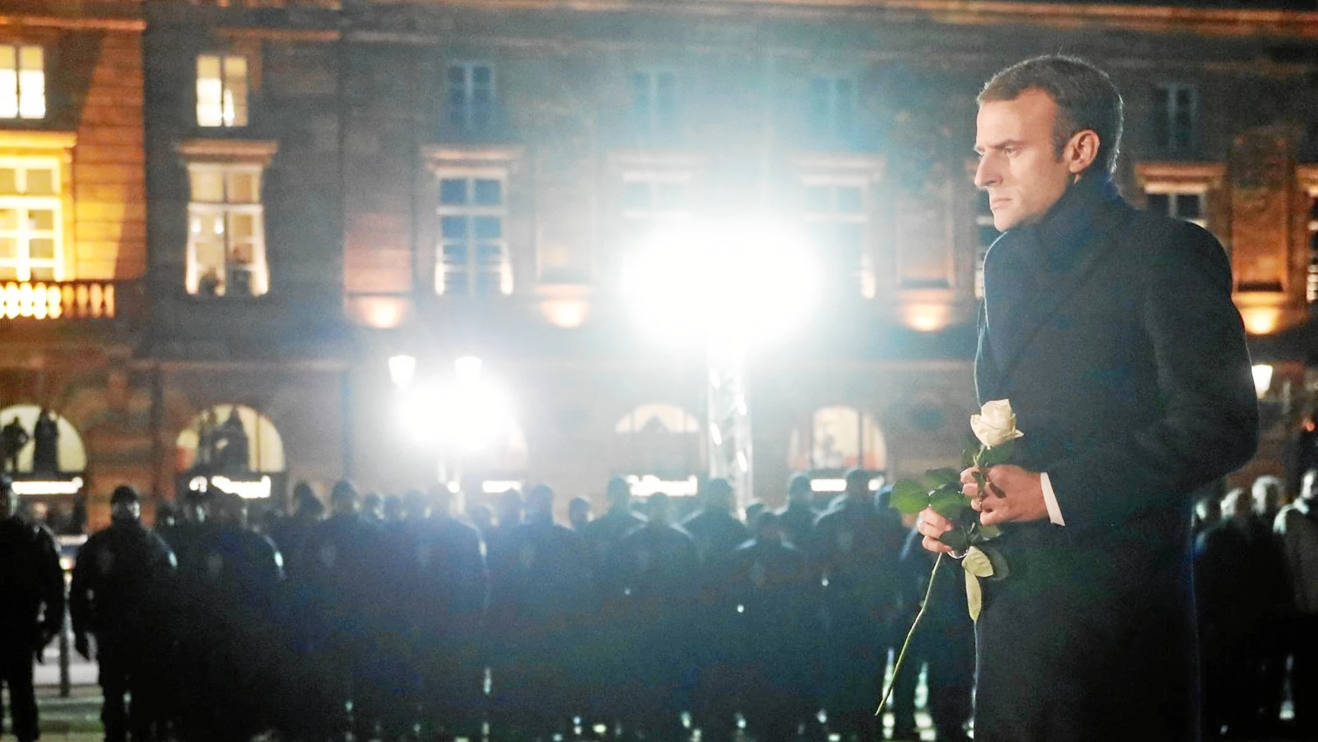 Emmanuel Macron deposita una rosa por las víctimas junto al mercadillo navideño / Reuters