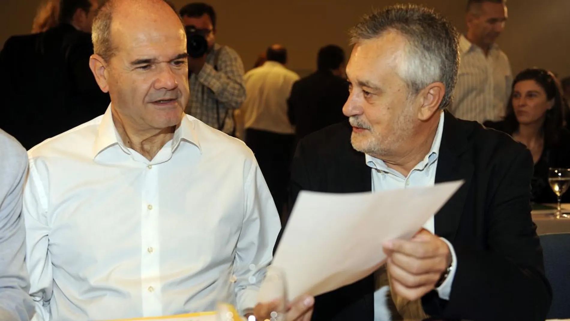 Los ex presidentes de la Junta de Andalucía, José Antonio Griñán, y el secretario general del PSOE-A, Manuel Chaves