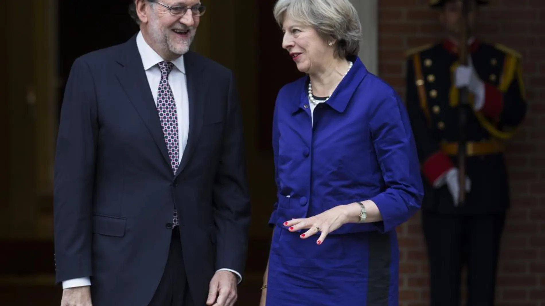 El presidente del Gobierno en funciones, Mariano Rajoy, y la primera ministra británica, Theresa May, tras la reunión que han mantenido hoy en el Palacio de la Moncloa