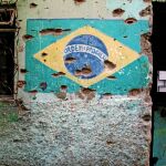 Una bandera de Brasil agujereada por las balas en una casa de la favela Jacarezinho, en Río de Janeiro
