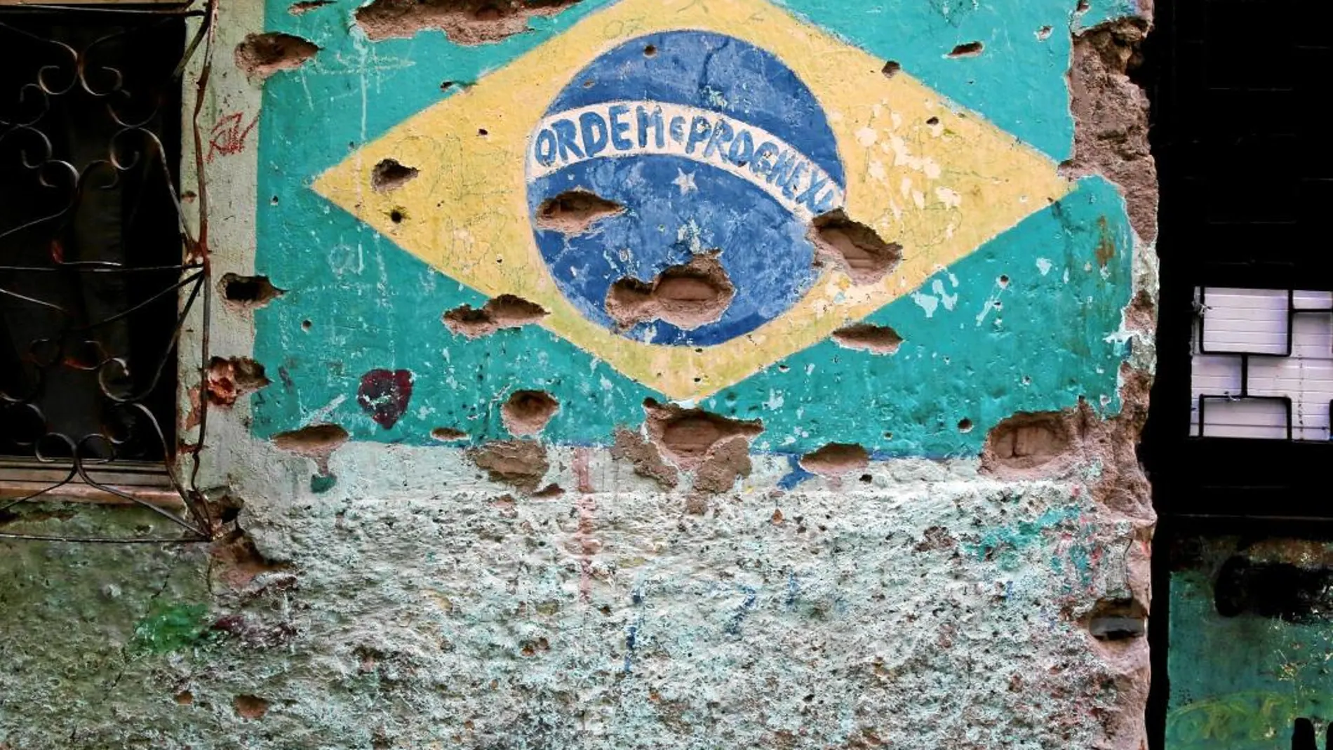 Una bandera de Brasil agujereada por las balas en una casa de la favela Jacarezinho, en Río de Janeiro