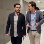 El secretario general de Unidos Podemos, Pablo Iglesias, conversa con el líder de Izquierda Unida, Alberto Garzón