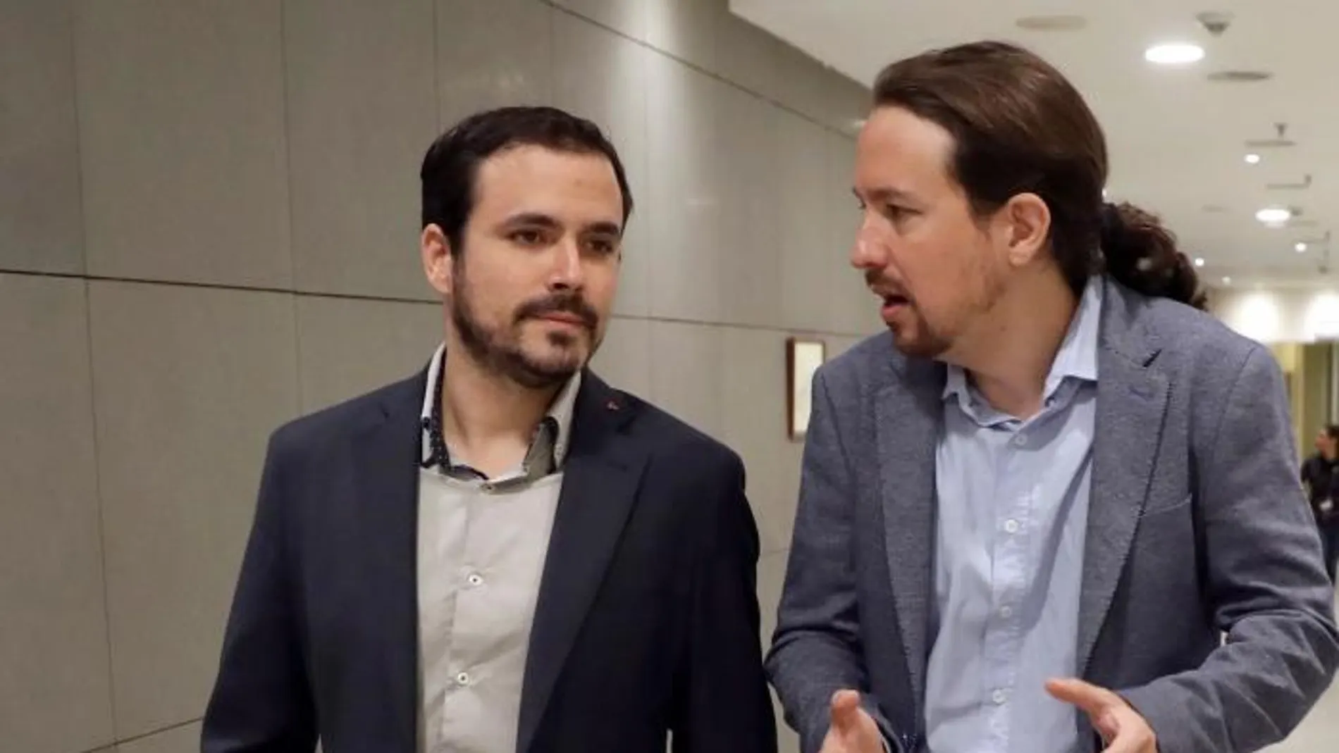El secretario general de Unidos Podemos, Pablo Iglesias, conversa con el líder de Izquierda Unida, Alberto Garzón