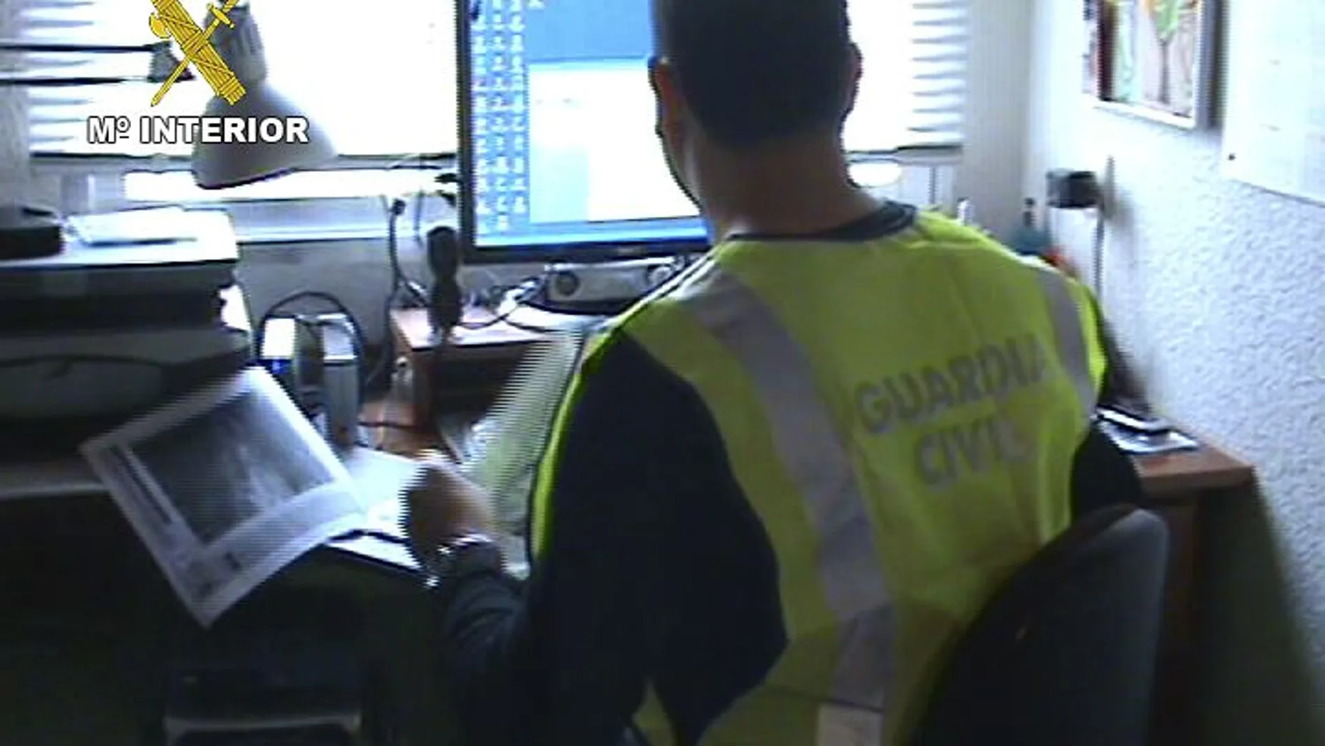 Un agente de la Guardia Civil con un ordenador que contiene imágenes de pedofilia / Archivo