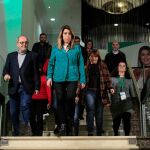Se les ha cambiado el gesto a la presidenta y a todo su equipo desde que bajó las escaleras para atender a los periodistas en la noche electoral (Foto: Manuel Olmedo)