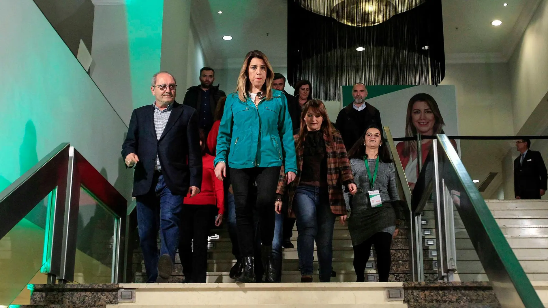 Se les ha cambiado el gesto a la presidenta y a todo su equipo desde que bajó las escaleras para atender a los periodistas en la noche electoral (Foto: Manuel Olmedo)