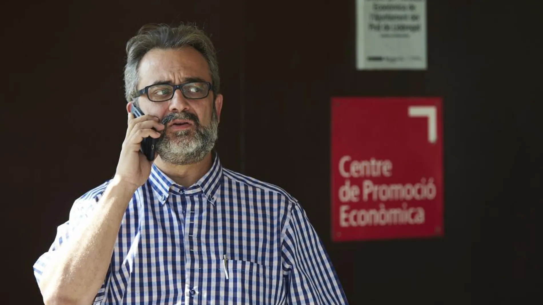 El asesor del comité de huelga de los trabajadores de Eulen en los controles del aeropuerto de Barcelona-El Prat, Juan Carlos Giménez, a su llegada a la asamblea para analizar el laudo obligatorio.