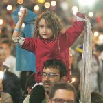 Miles de personas protestan con velas al grito de «reincidiremos»