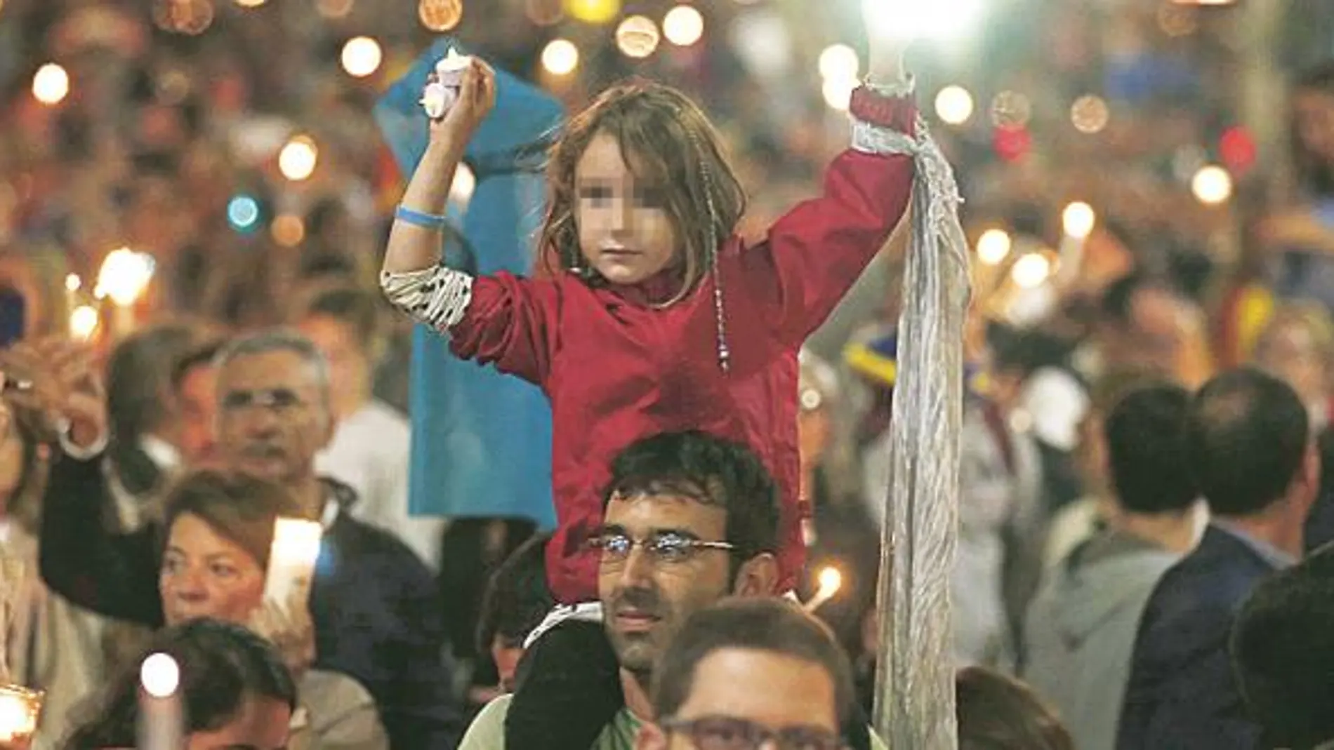 Miles de personas protestan con velas al grito de «reincidiremos»