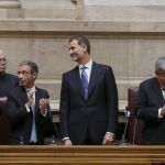 El Rey mira a la Reina Letizia, presente en la tribuna de la Asamblea de la República de Portugal, tras pronunciar su discurso