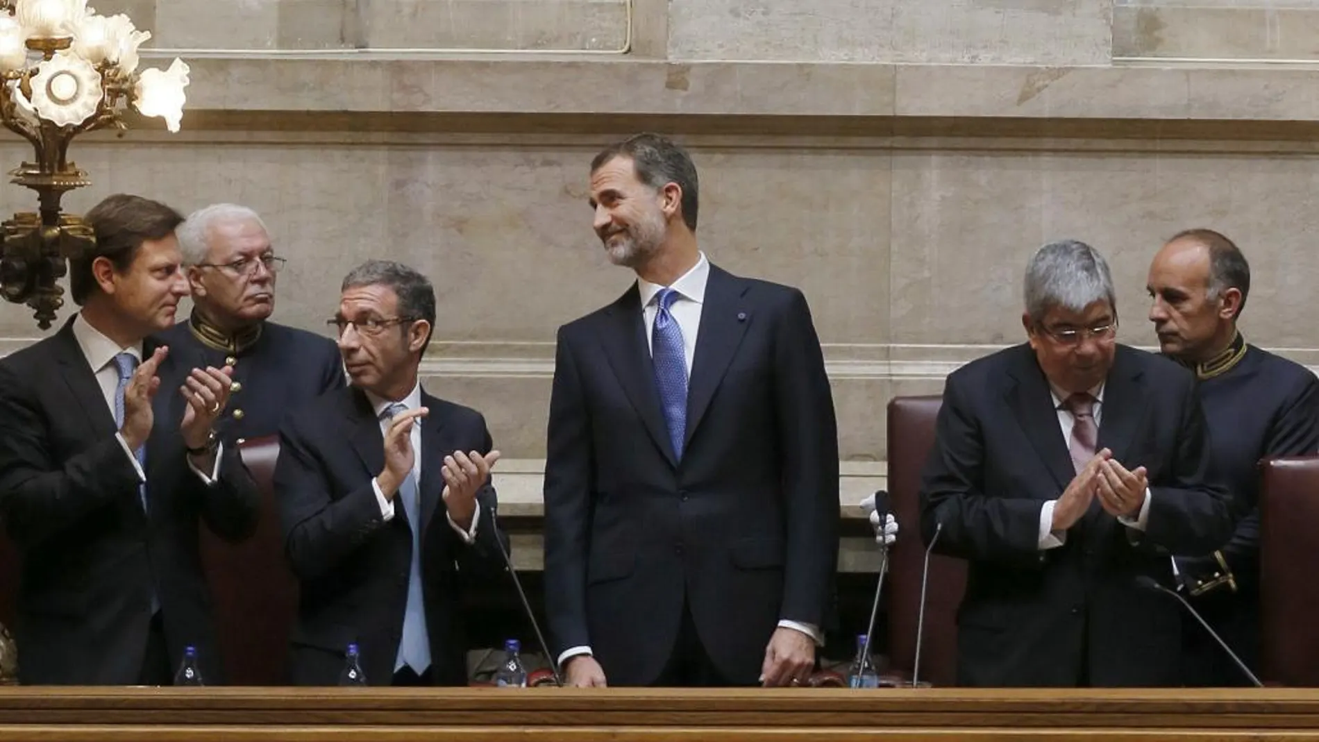 El Rey mira a la Reina Letizia, presente en la tribuna de la Asamblea de la República de Portugal, tras pronunciar su discurso