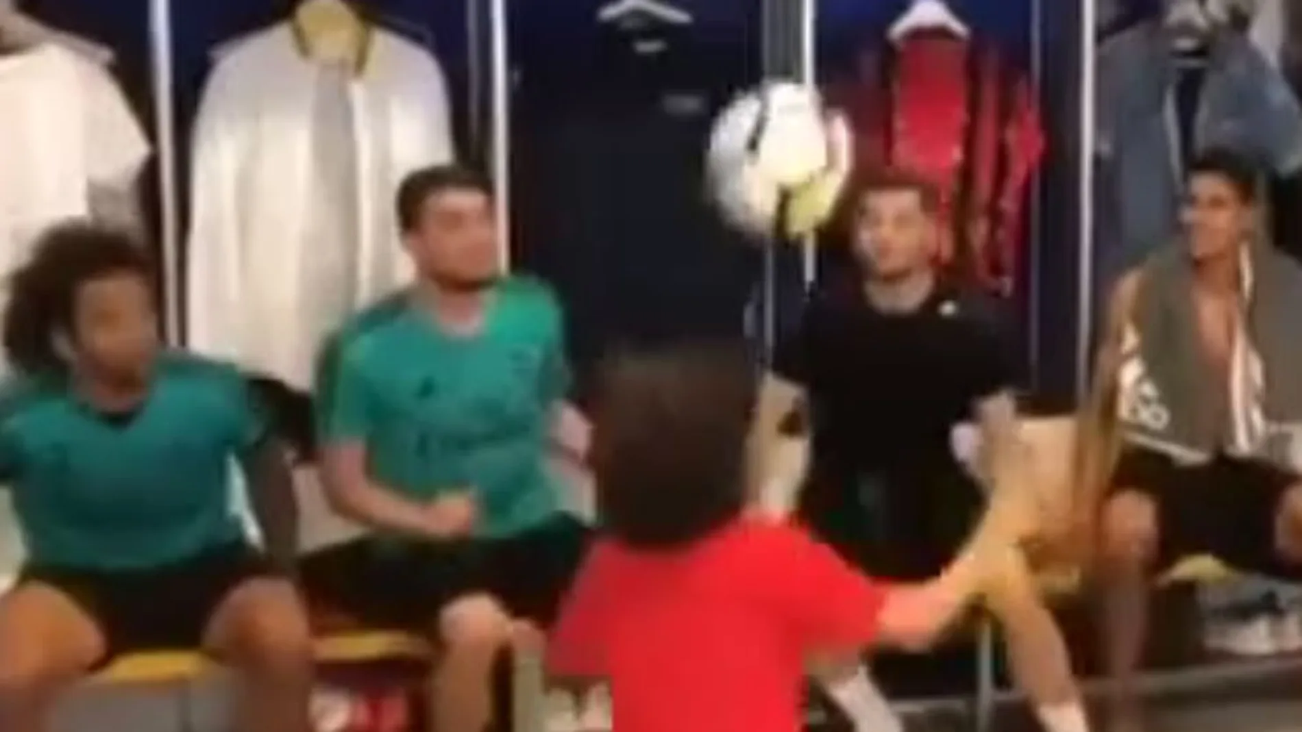 El hijo de Marcelo durante su exhibición en el vestuario del Real Madrid/Atlas