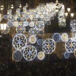 La avenida de la Constitución de Sevilla iluminada con motivo de la Navidad