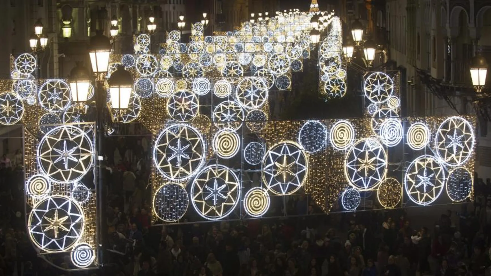 La avenida de la Constitución de Sevilla iluminada con motivo de la Navidad