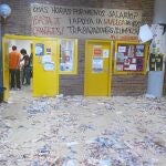 Los suelos de Somosaguas «amanecieron» el lunes, primer día de huelga, invadidos de papeles.