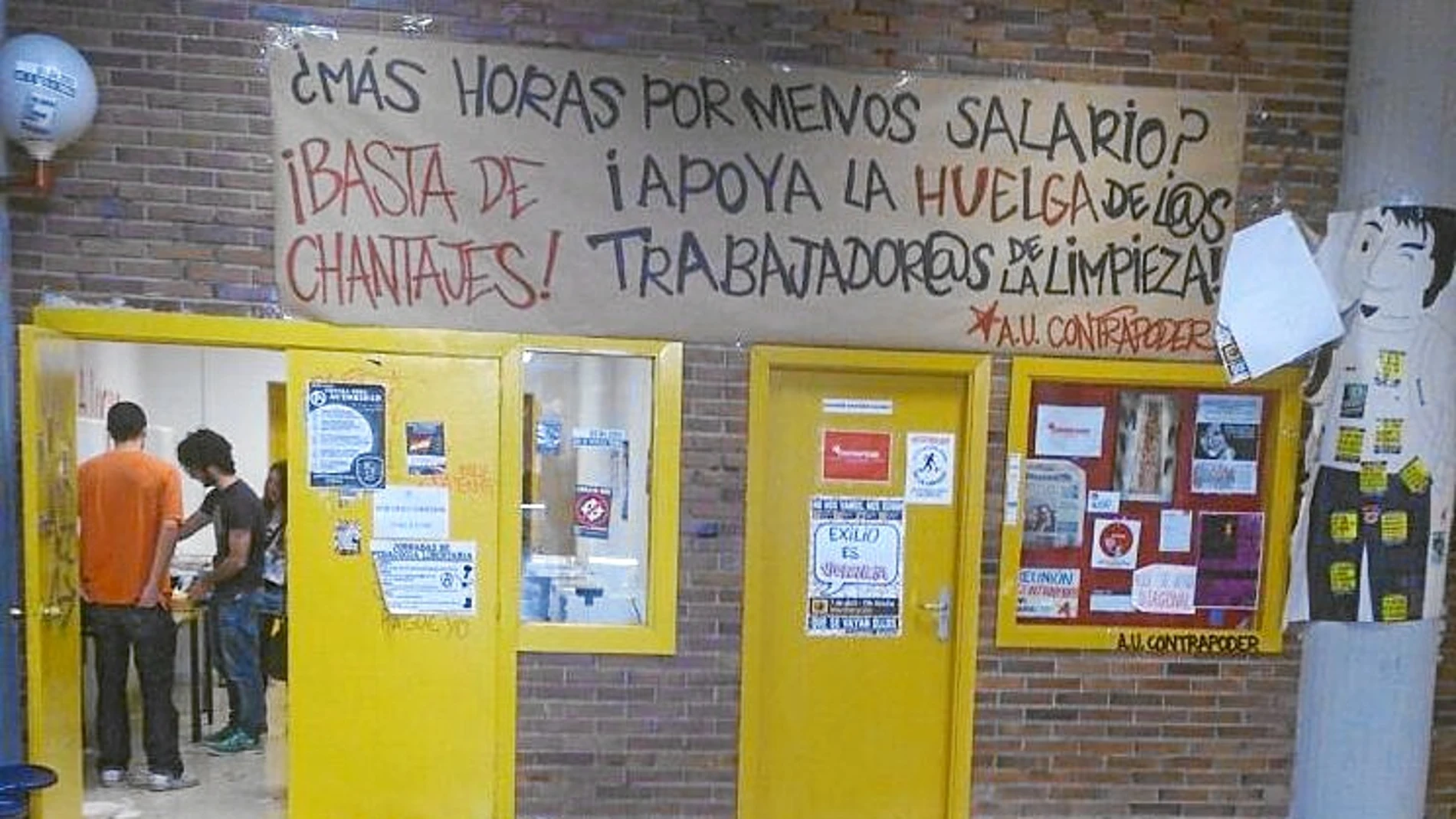 Los suelos de Somosaguas «amanecieron» el lunes, primer día de huelga, invadidos de papeles.