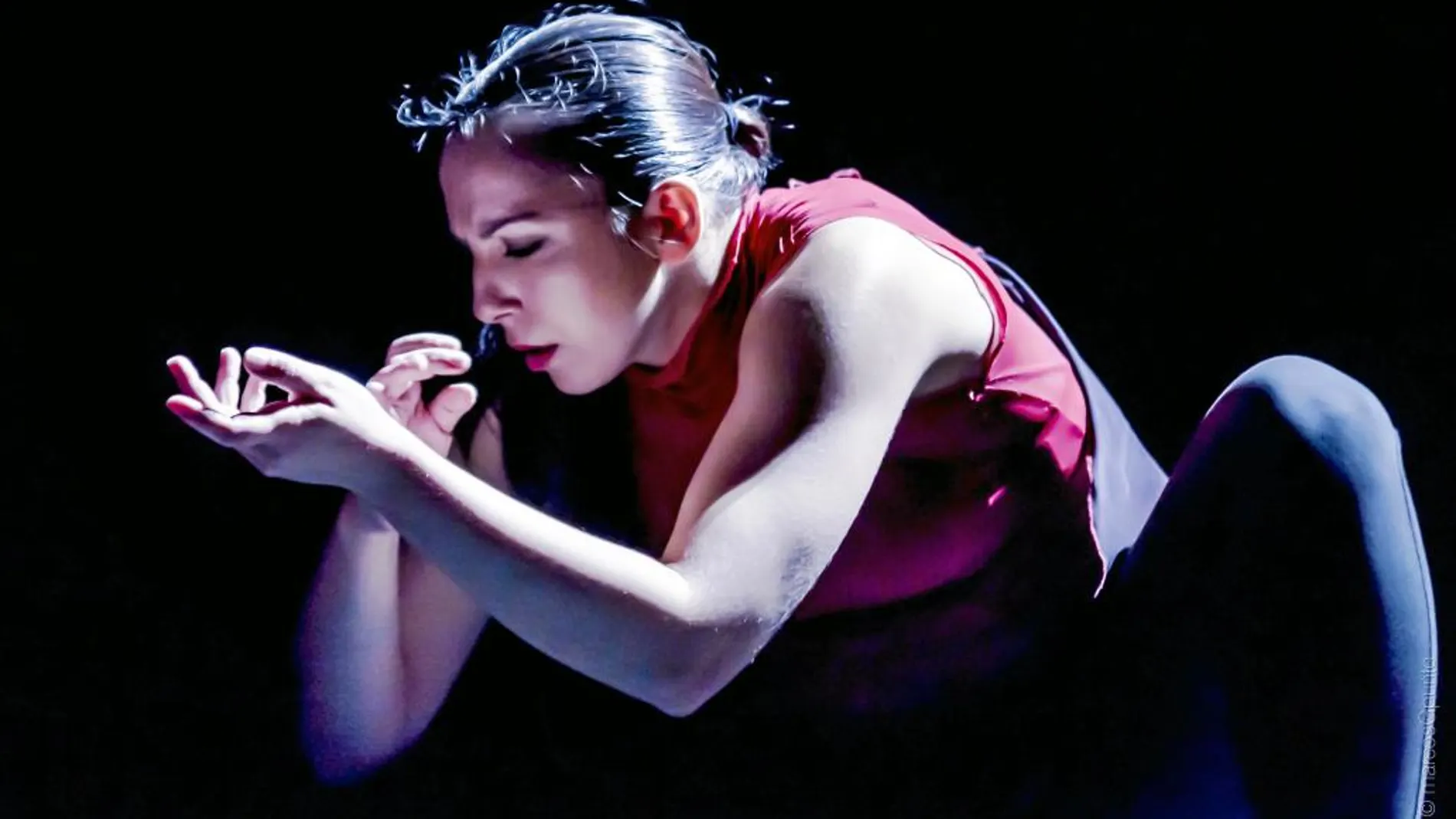 Sara Cano en un momento del espectáculo de danza contemporánea «Sin tempo»