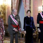 El Rey Felipe VI, junto a la Reina Letizia y los Reyes eméritos, Juan Carlos y Sofía, durante la celebración hoy en el Palacio Real de la Pascua Militar