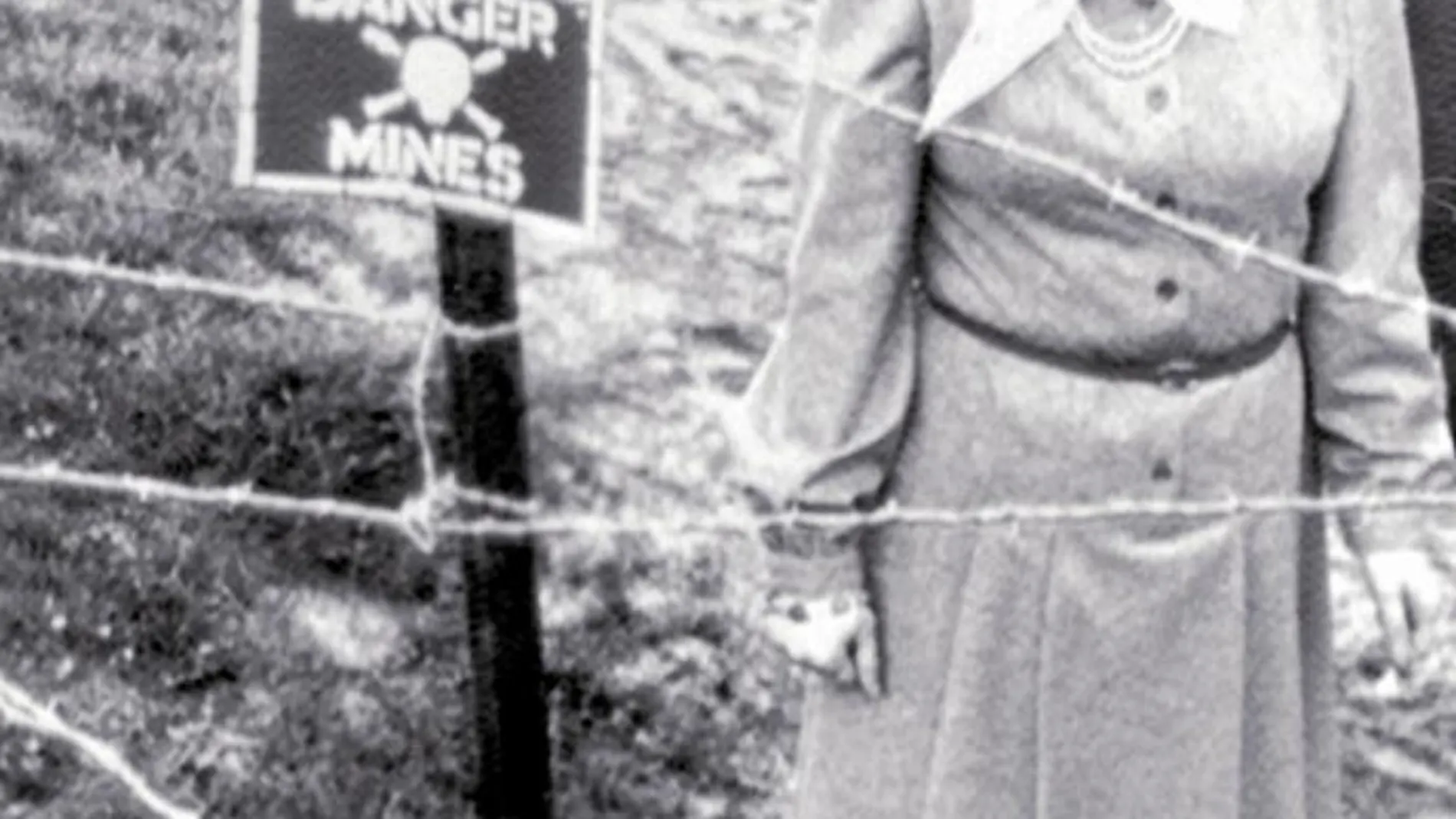 Margareth Thatcher examina un campo de minas en su visita a las Malvinas en 1983