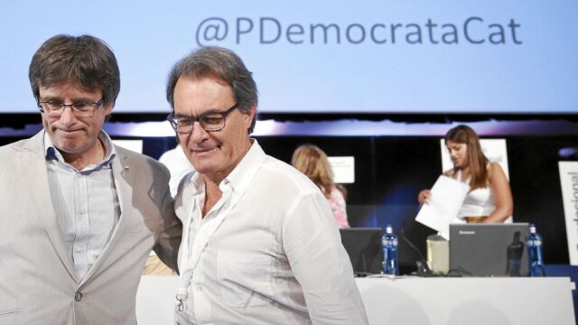 Carles Puigdemont y Artur Mas durante el proceso en julio de ratificación del nuevo nombre de Convergència