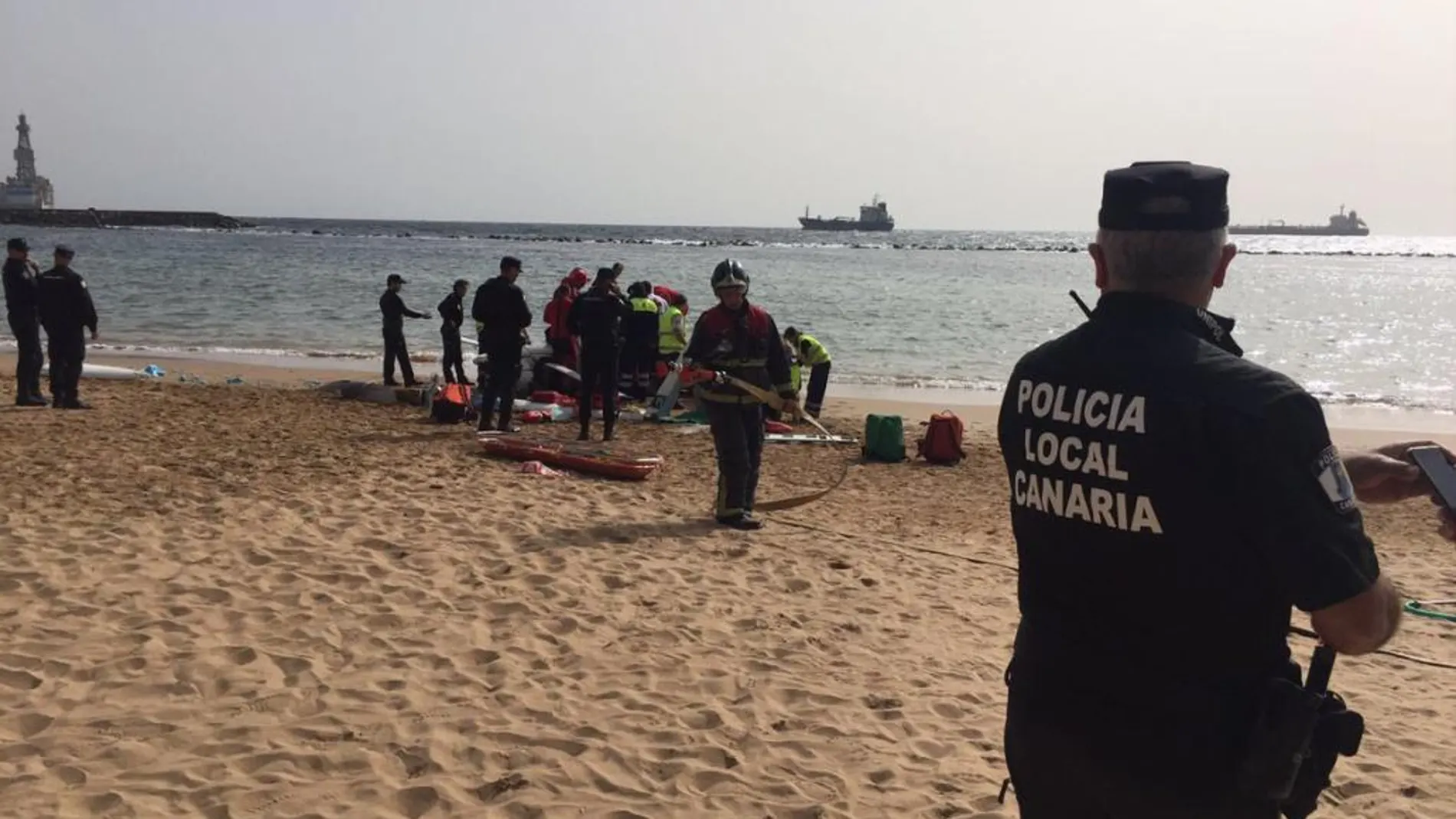 Tres heridos tras el aterrizaje de emergencia de una avioneta en la playa de LasTeresitas, en Tenerife