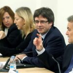 El presidente de la Generalitat, Carles Puigdemont (2-d), y el expresidente catalán y presidente del PDECAT, Artur Mas, durante la primera reunión del Comité Nacional del PDECAT celebrada hoy en Barcelona