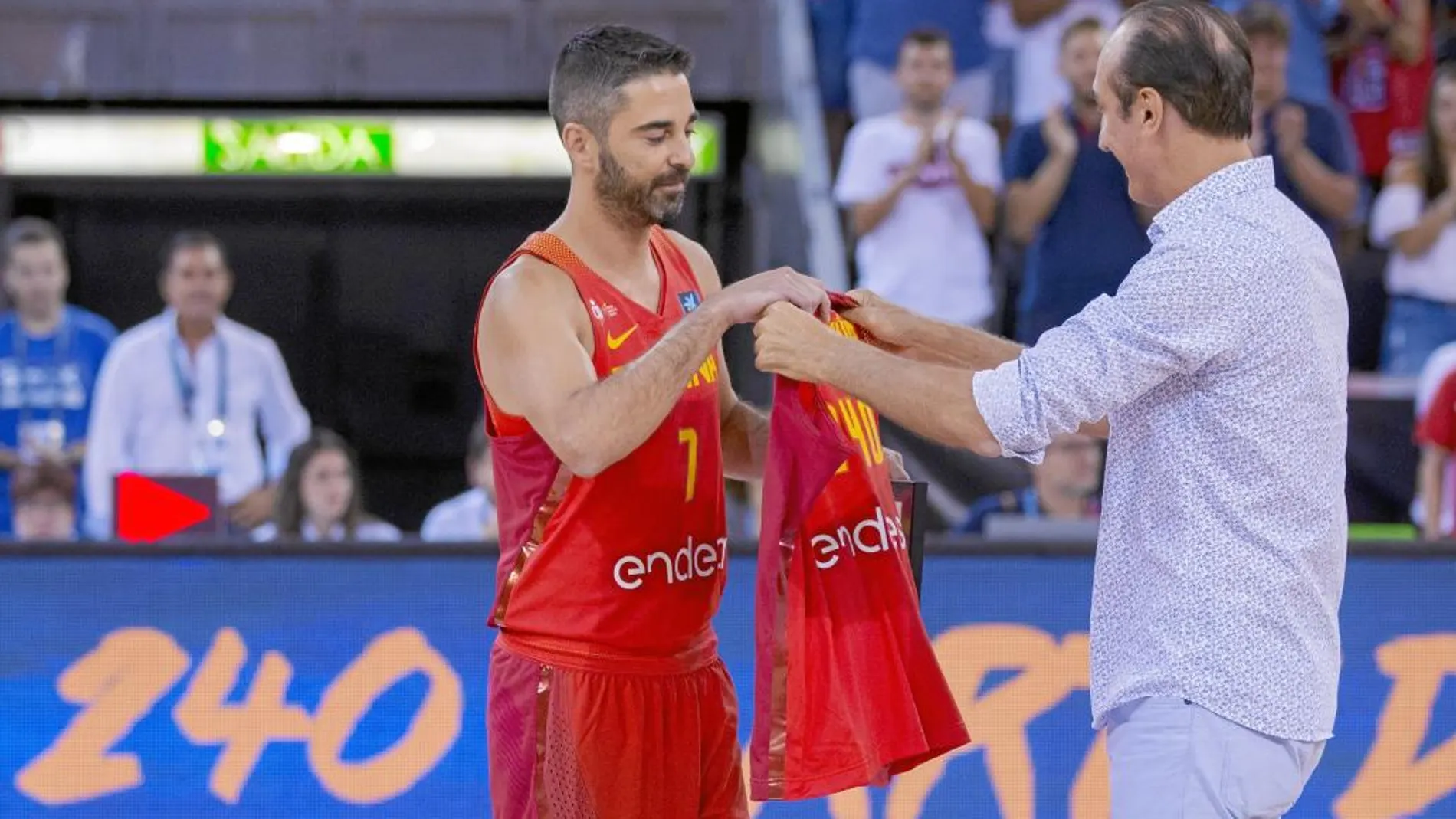 Epi, que ayer fue superado por Navarro como el jugador con más partidos con España, participó en el acto de homenaje