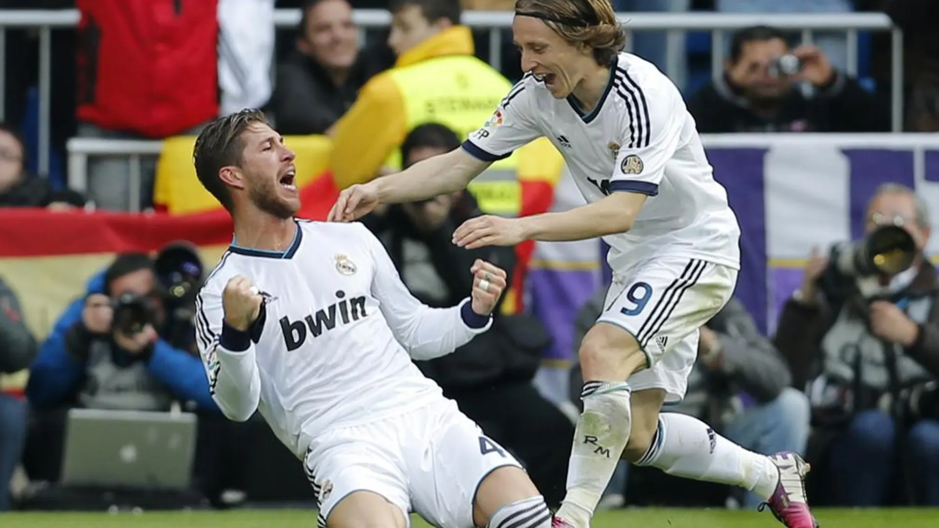 Modric acude a felicitar a Sergio Ramos después de que éste marcara el gol de la victoria