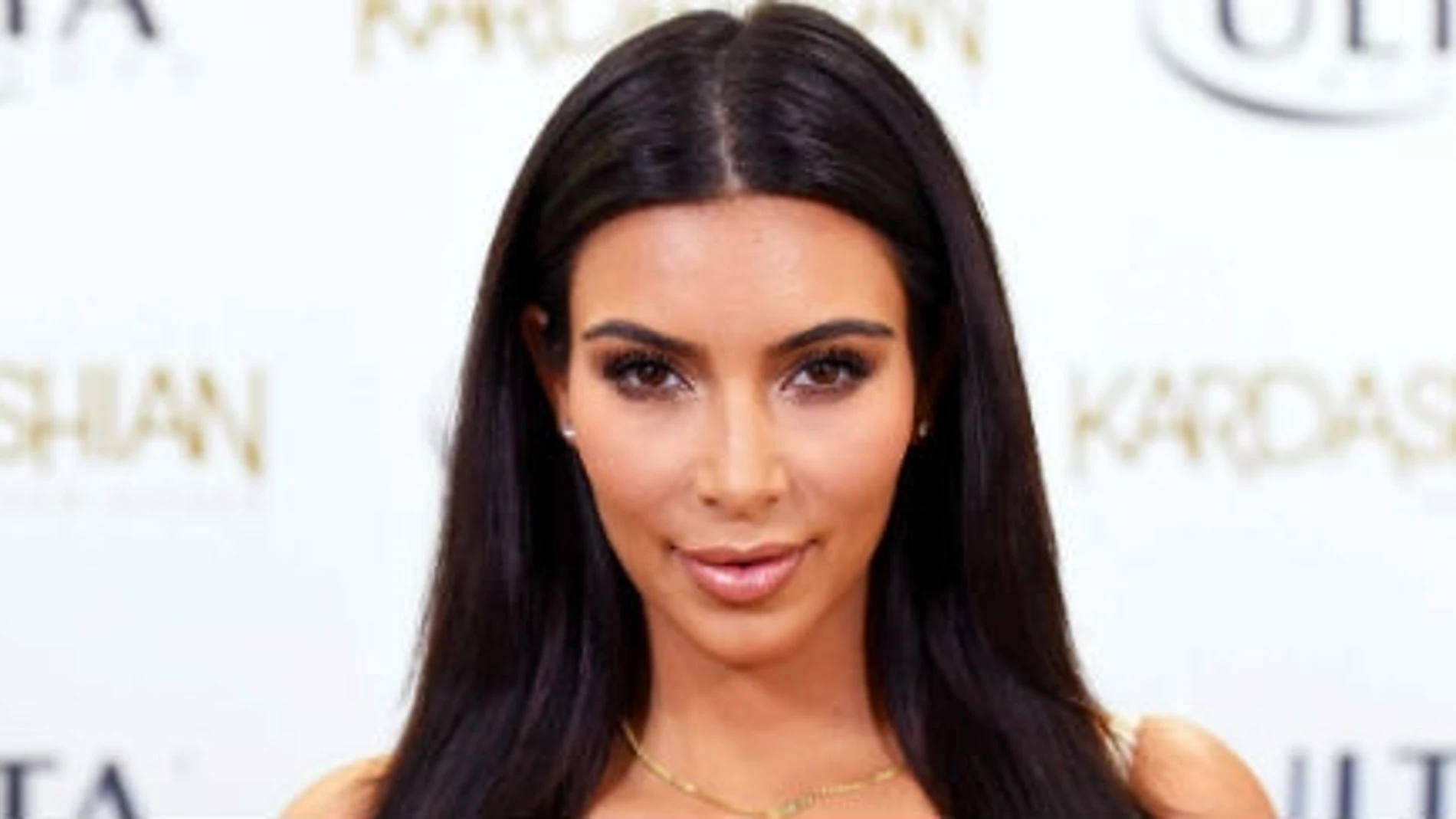 Kim Kardashian muestra todos sus trucos de maquillaje en este tutorial de belleza