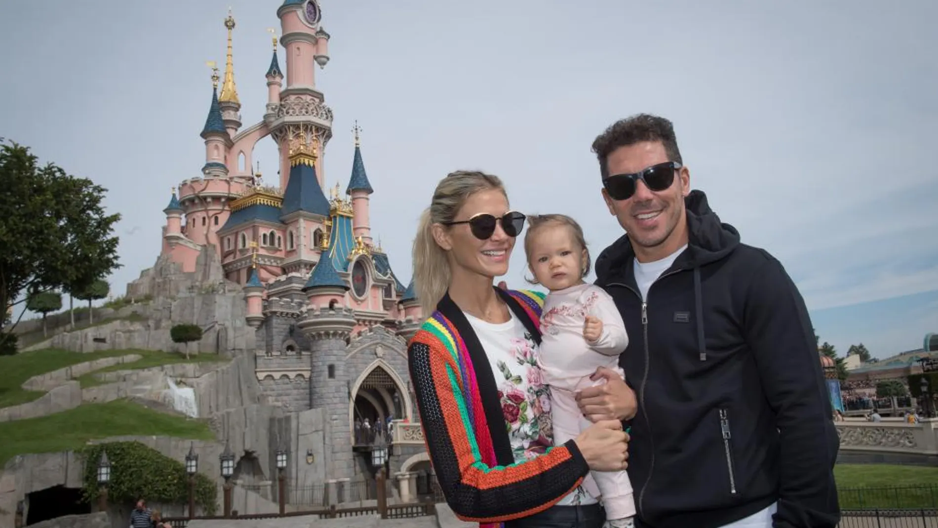 Simeone y Carla Pereyra se escapan con su hija Francesca a Disneyland Paris