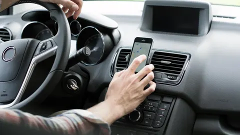 Una conductora con su móvil en el coche