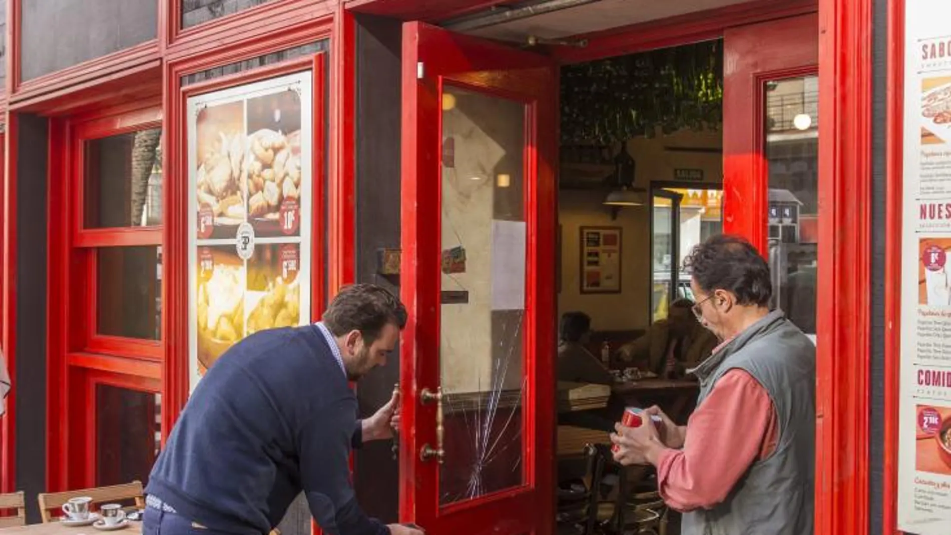 Los aficionados del Sevilla FC conocidos como biris irrumpieron con capuchas en la taberna
