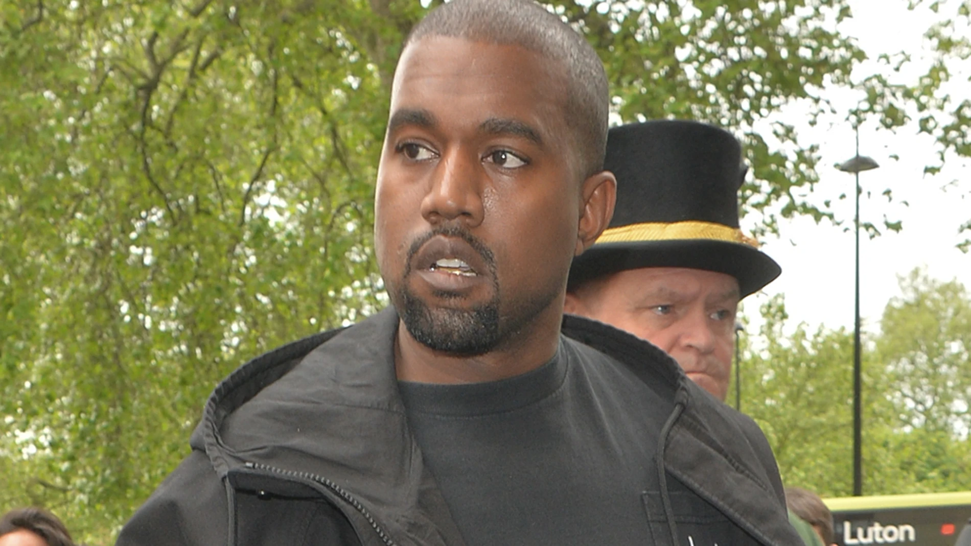Kanye West es visto en público por primera vez tras su salida del hospital