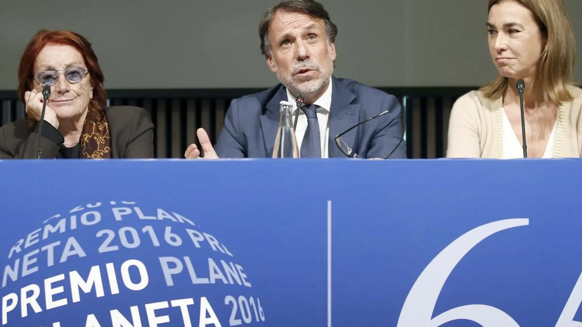 El presidente del Grupo Planeta José Creuheras junto a los miembros del jurado Carmen Posadas y Rosa Regas