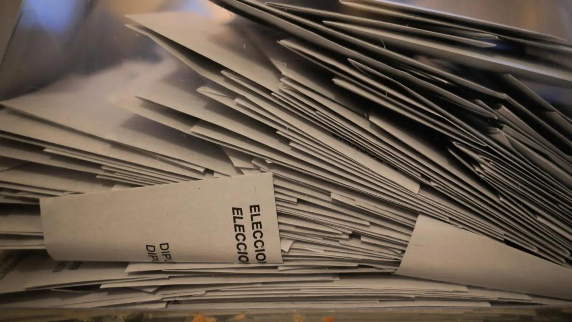 Denuncian que secesionistas reparten sobres de Cs con papeletas de ERC y JxCAT