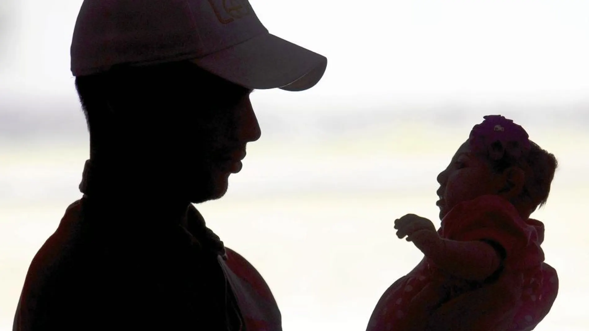 Un padre brasileño coge en brazos a su bebé nacido con microcefalia