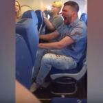 Momento en el que el pasajero ruso enloquece en el avión