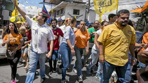 Carlos Ocariz, candidato por la MUD en Miranda, saluda a sus seguidores