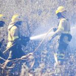 Efectivos de lucha contra el fuego, en el incendio de este verano en Nerva