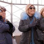 La madre junto a sus dos hijas en el Rockefeller Center