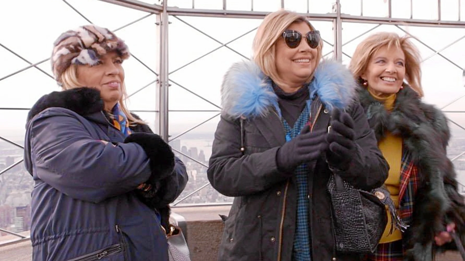 La madre junto a sus dos hijas en el Rockefeller Center
