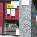 Un joven se dispone a acceder a la oficina del Ecyl en la localidad de Ponferrada