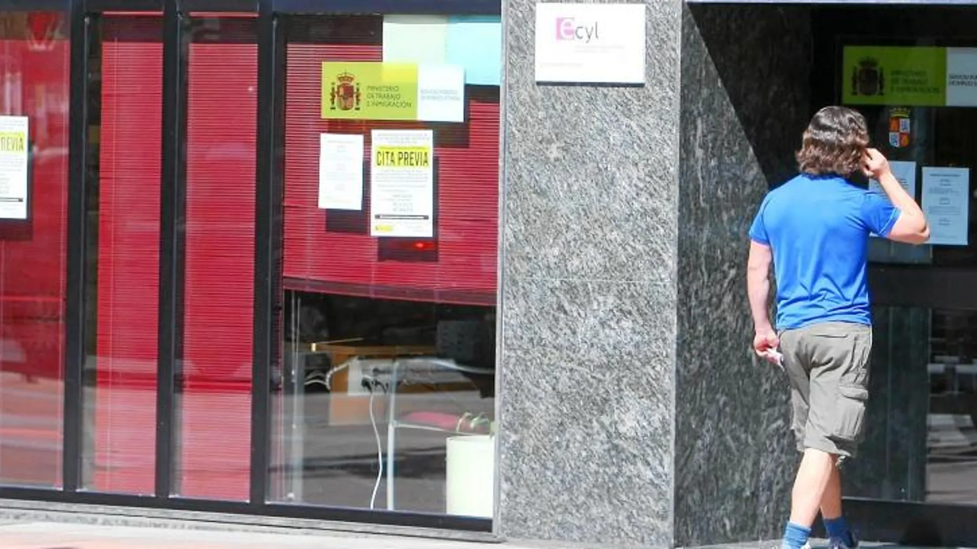 Un joven se dispone a acceder a la oficina del Ecyl en la localidad de Ponferrada