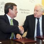 El presidente de Sodebur, César Rico, y el presidente de la Cámara de Comercio de Burgos, Antonio Miguel Méndez Pozo, firman un convenio para fomentar la dinamización del sector empresarial del medio rural en la provincia