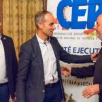 El jefe superior de Policía de Castilla y León, Jorge Zurita, saluda al secretario nacional del CEP, Antonio Labrador en presencia del secretario regional, Félix Ruiz