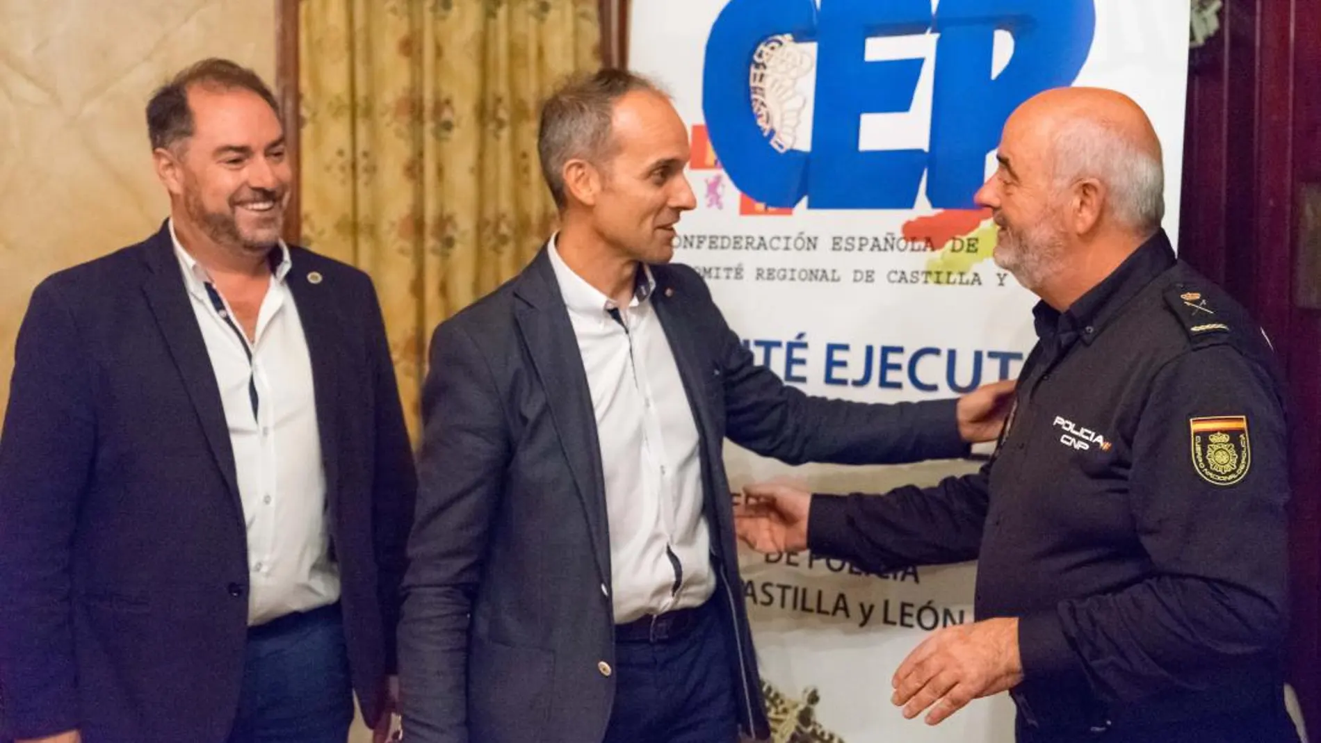El jefe superior de Policía de Castilla y León, Jorge Zurita, saluda al secretario nacional del CEP, Antonio Labrador en presencia del secretario regional, Félix Ruiz